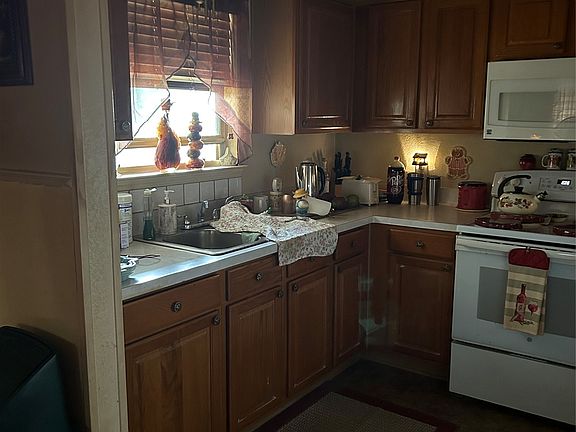 3rd image of 2425 Esquire Dr