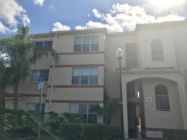 3390 Pinewalk Dr N, Pompano Beach, FL