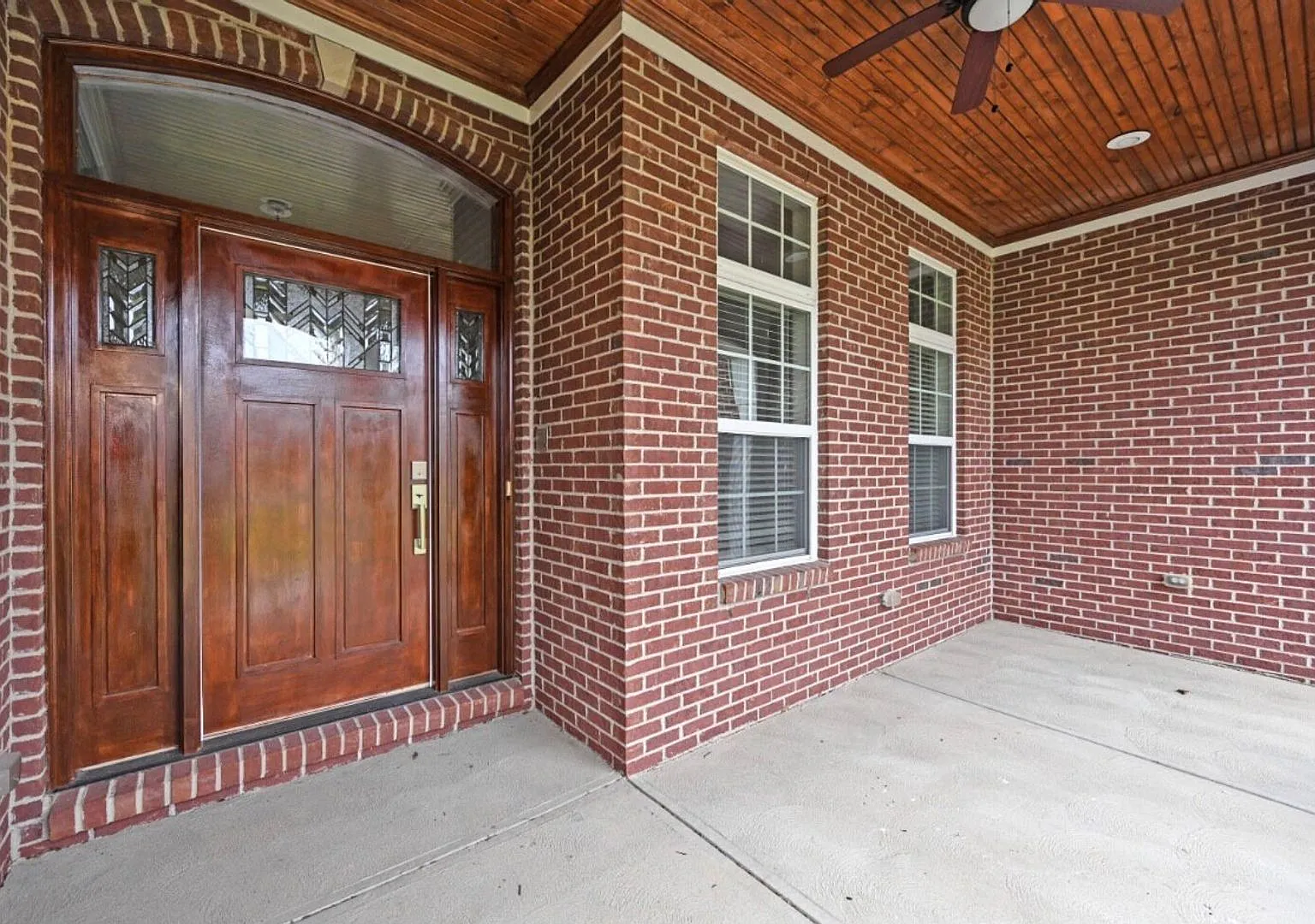 3-bedroom House on 1.9 Acres Lot — Photo 2