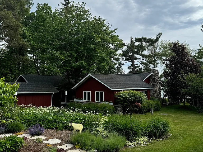 3756 Springwater Beach Rd — Photo 2