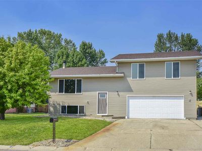 2300 Crescent Dr, Minot, ND, 58703
