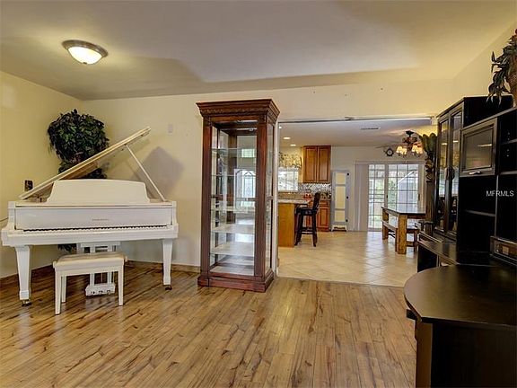 4th image of 10834 Dorothy Ln