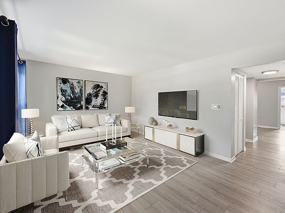 5th image of 809 Bishop Ct