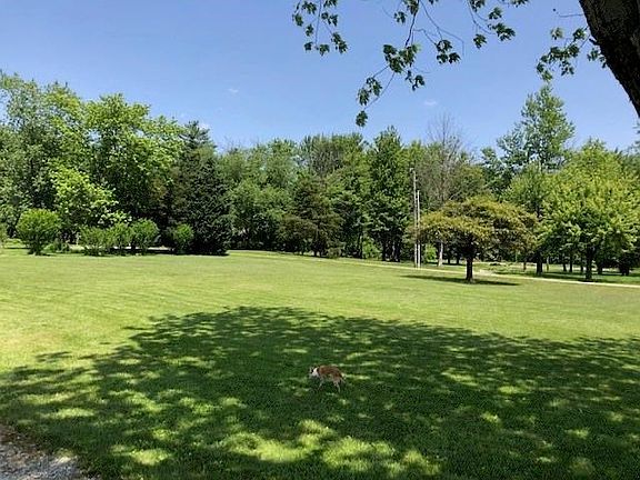 Pretty yard with plenty of room for outdoor activities!