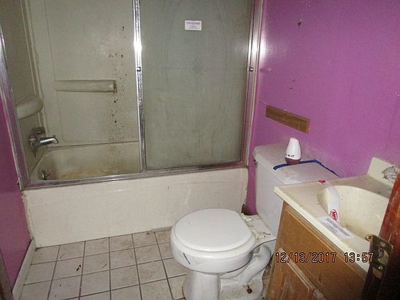 5th image of 610 Center St