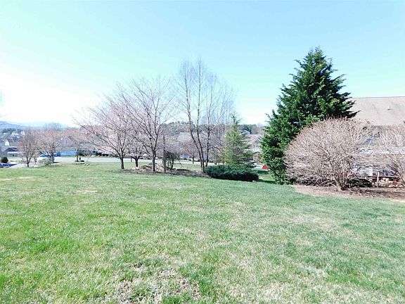 3rd image of 213 Claybrook Dr #83
