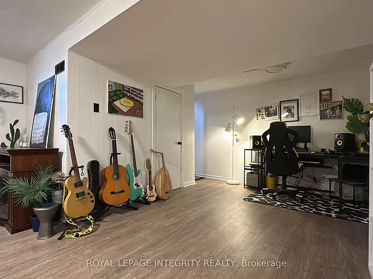 870 Claude St — Photo 14