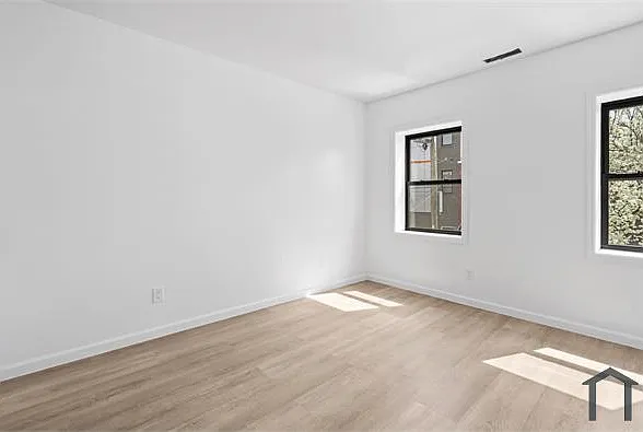 2055 Dickinson St — Photo 15