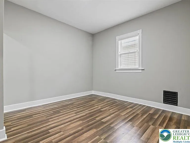 510 5th Ave — Photo 14