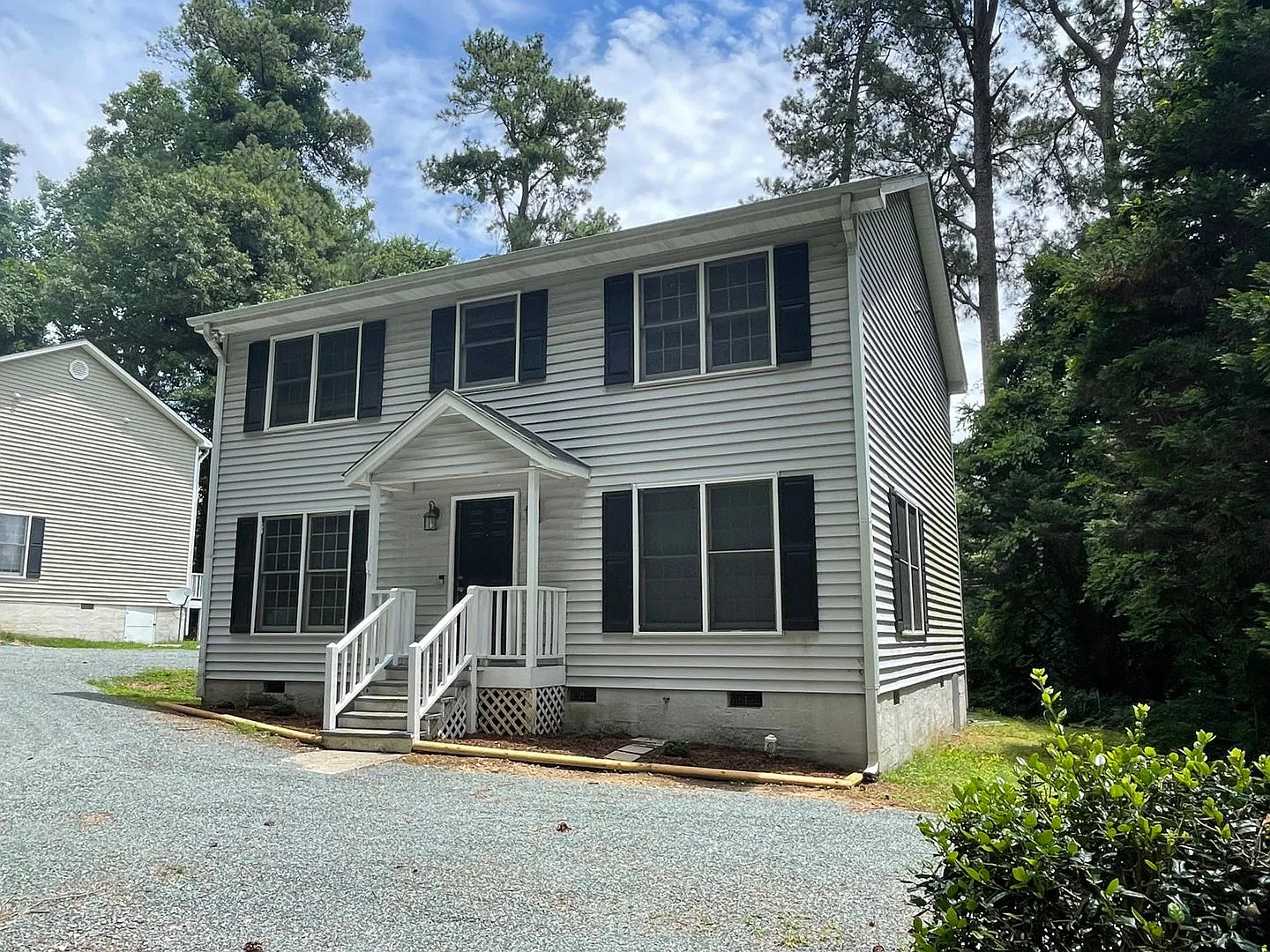 Big 5br house w/ parking & on busline, just south of UNC Hospitals! — Photo 1