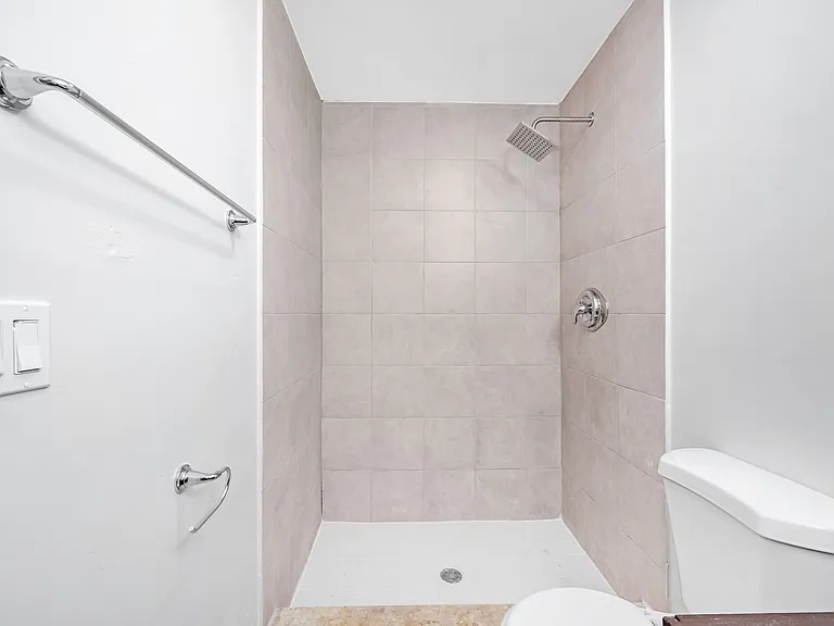 543 SW 61st Ter — Photo 14