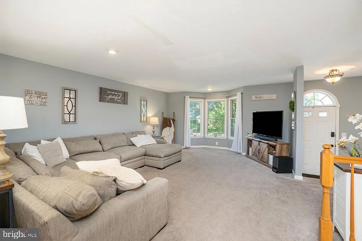 4 bed, 2.5 bath, 2238 sqft, $2,800 — Photo 3