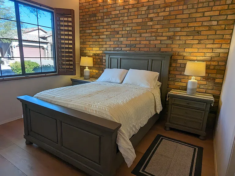 Queen bedroom with direct access to shared bathroom