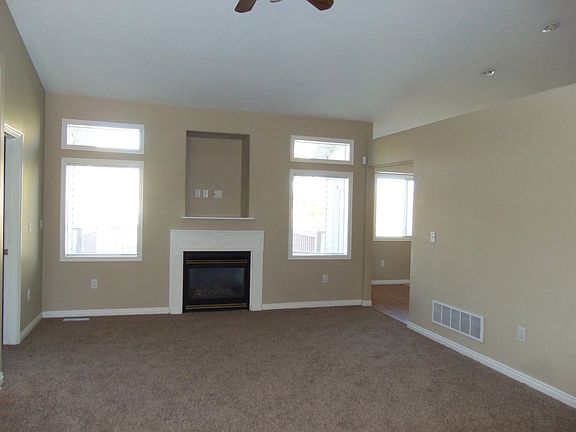 Living room w?gas fireplace