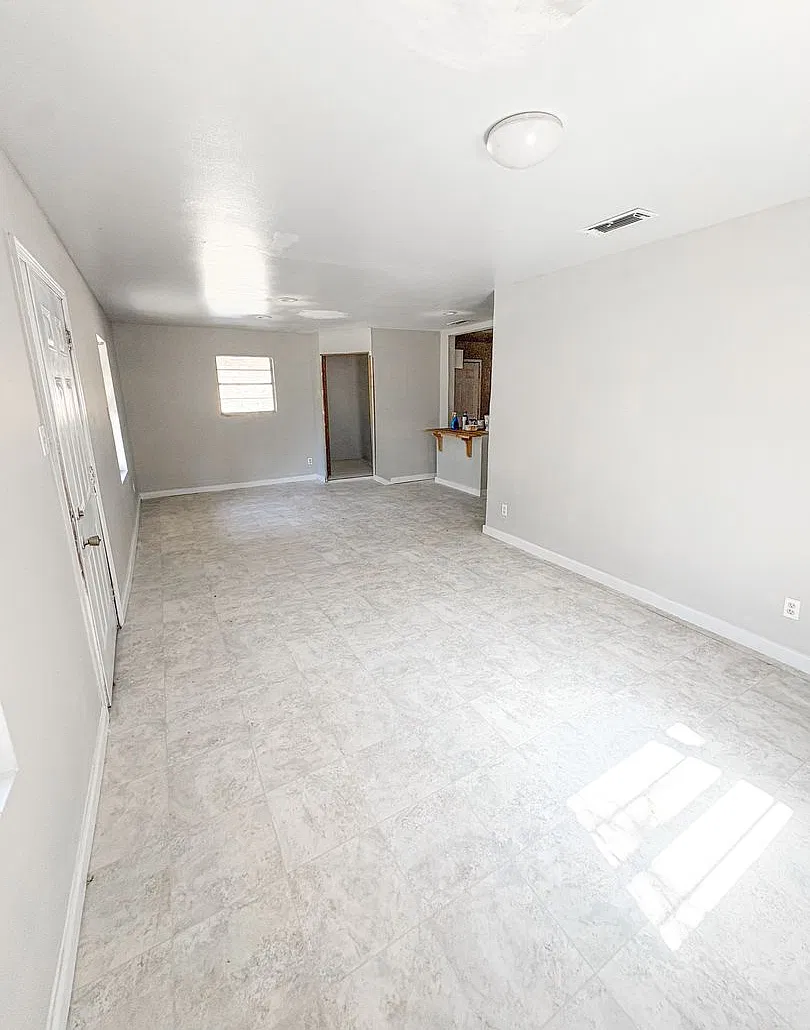 3bed 1bath House — Photo 2