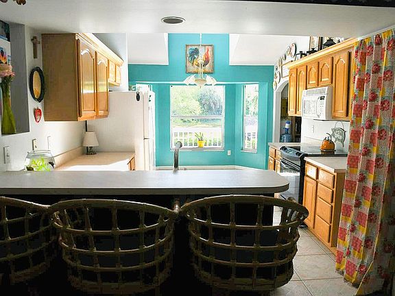 Kitchen & breakfast bar