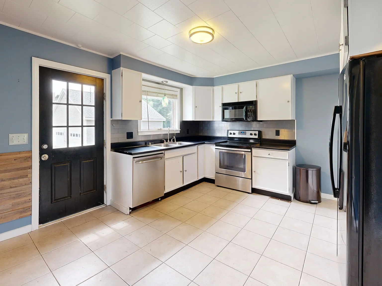 456 River Drive - 1 — Photo 2