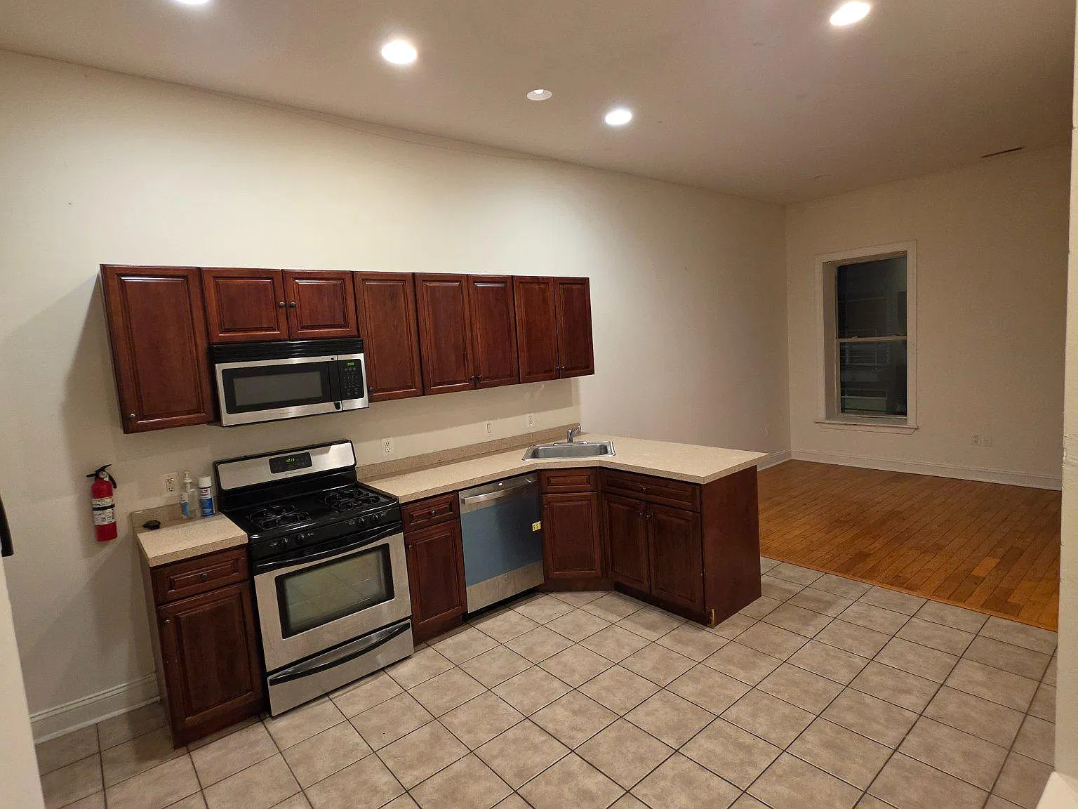 4 bed, 2.0 bath, 1400 sqft, $2,000 — Photo 1