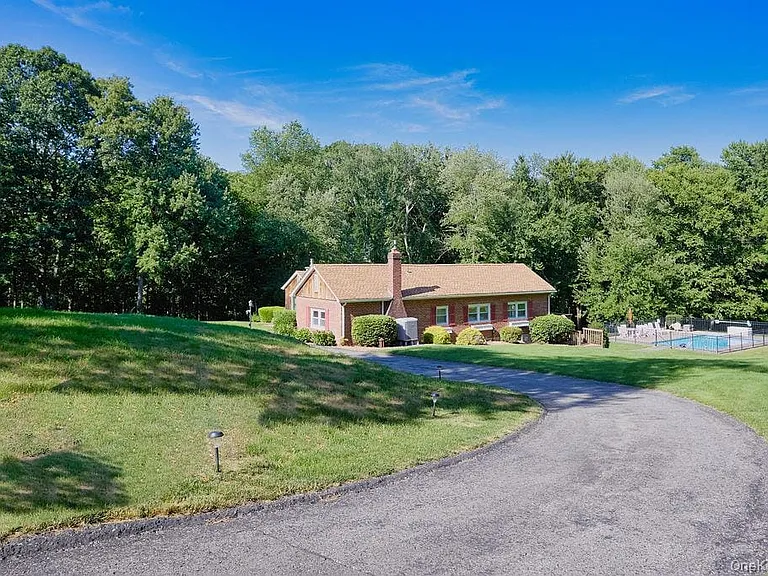 116 School House Ln — Photo 8