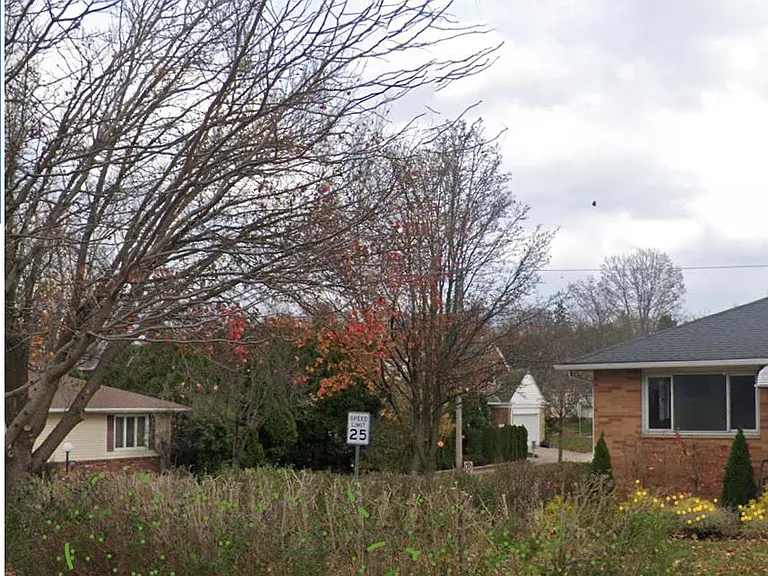 2633 S Green Rd — Photo 11