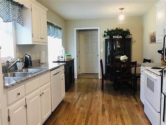 3rd image of 102 Freshfield Dr