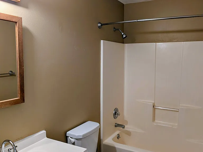1816 Lakeside Dr — Photo 7