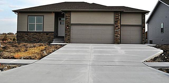 1st image of 600 SE Driftwood Ln