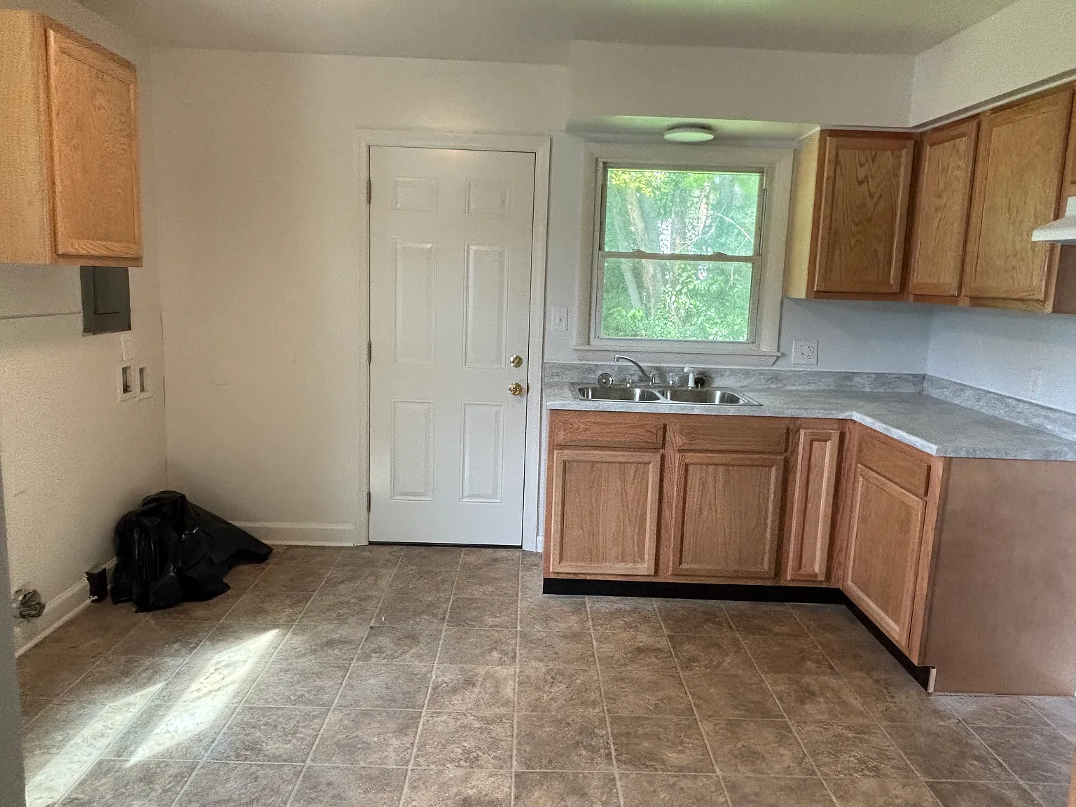 3 bed, 950 sqft, $1,475 — Photo 2