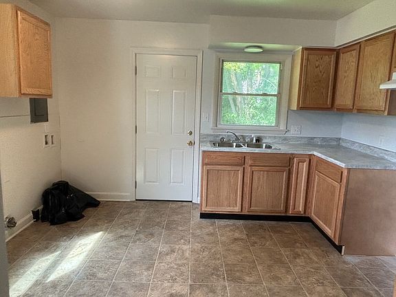 2nd image of 704 Priscilla St