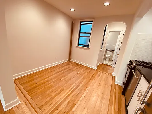 Rented by Metropolis Real Estate of Manhattan | media 8
