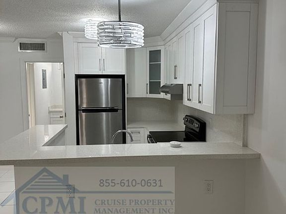 4th image of 315 S Crescent Dr #103
