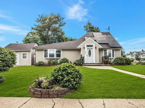 68 Amber Lane, Levittown, NY 11756