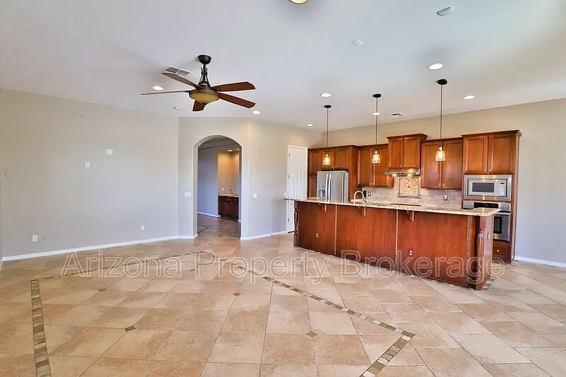 2021 W Gloria Ln