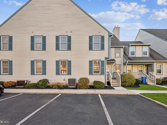 3rd image of 748 Westfield Dr