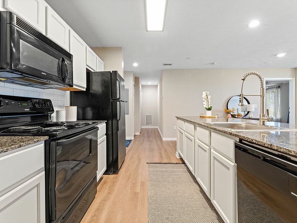 Enjoy spacious cooking and dining with granite countertops and modern appliances for a better downtown Akron lifestyle