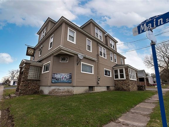 3rd image of 471 Main St