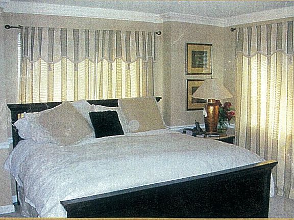 Master Bedroom 9 Foot Ceilings/Crown Molding/Wainscoting