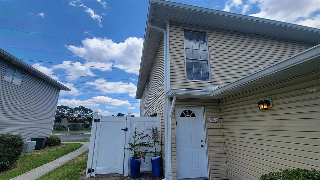 2 bed, 1.5 bath, 909 sqft, $1,800 — Photo 1
