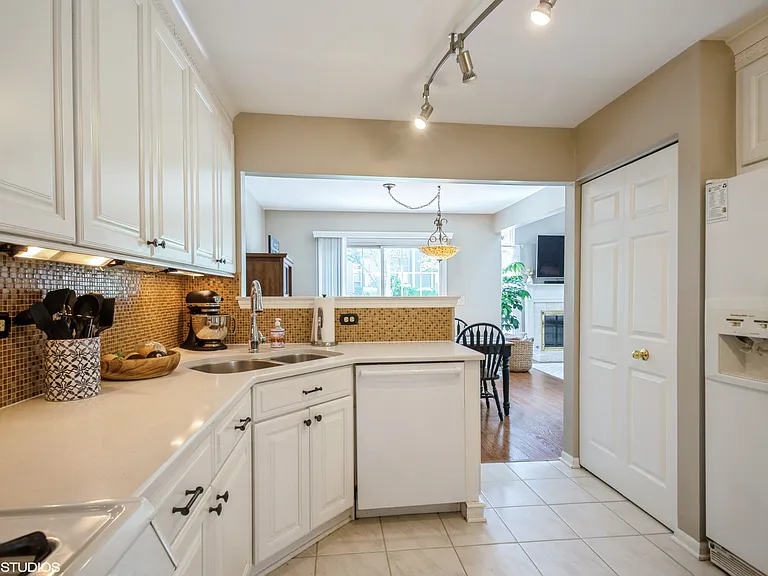 707 Clover Hill Ct — Photo 9