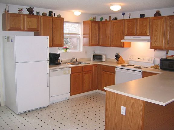 3rd image of 13 Holly Ln