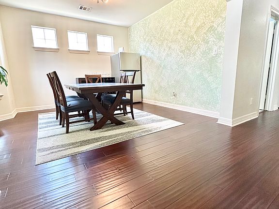5th image of 2911 Holly Ln