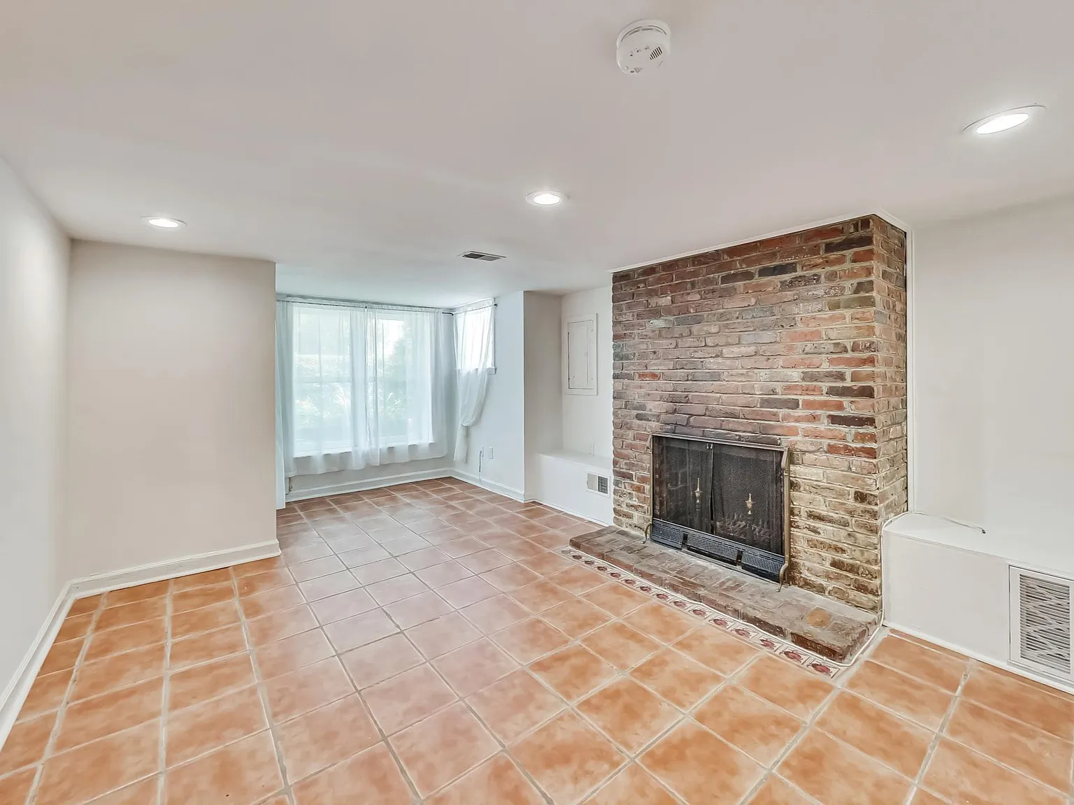 1 bed, 1045 sqft, $2,400 — Photo 4