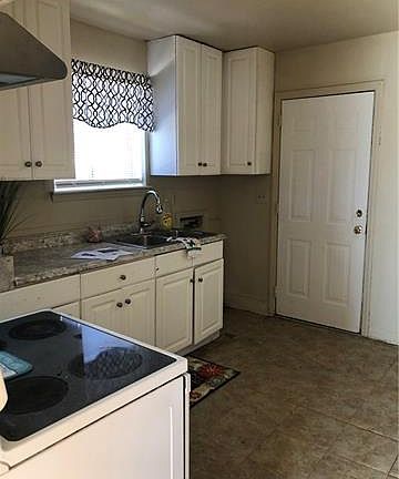 4th image of 2135 Finchley Dr