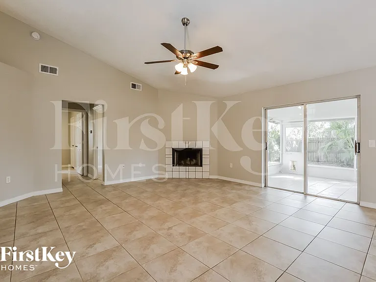 3414 Cove Ct W — Photo 4