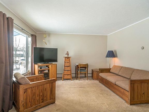 5th image of 2105 S Circle Dr