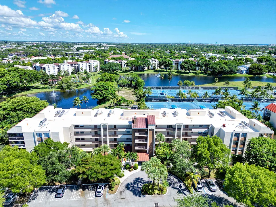 955 Egret Cir #402