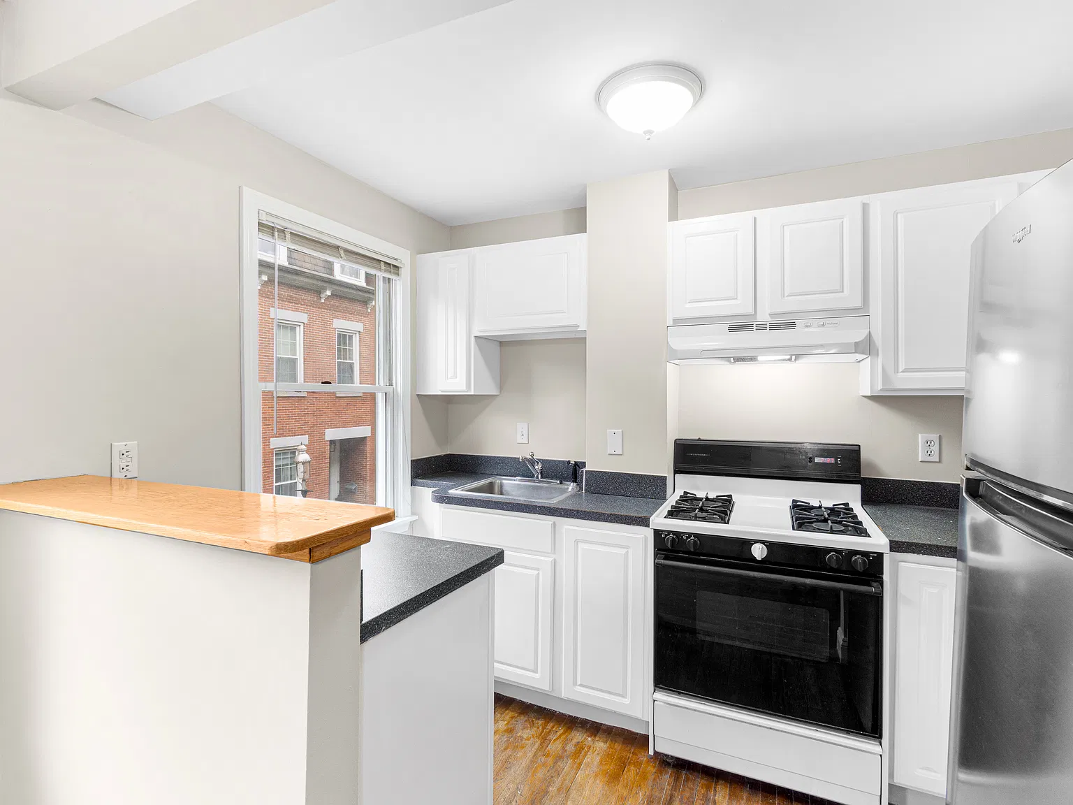 2 bed, 695 sqft, $2,200 — Photo 2