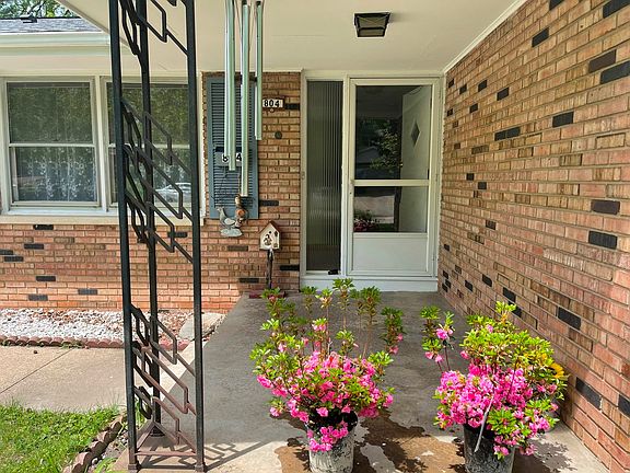 3rd image of 804 Brighton Dr