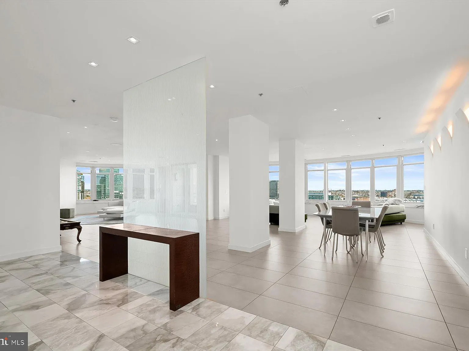 100 Harborview Drive — Photo 3