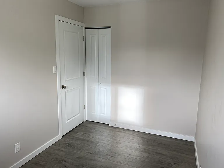 102 King Edward Ave E — Photo 3